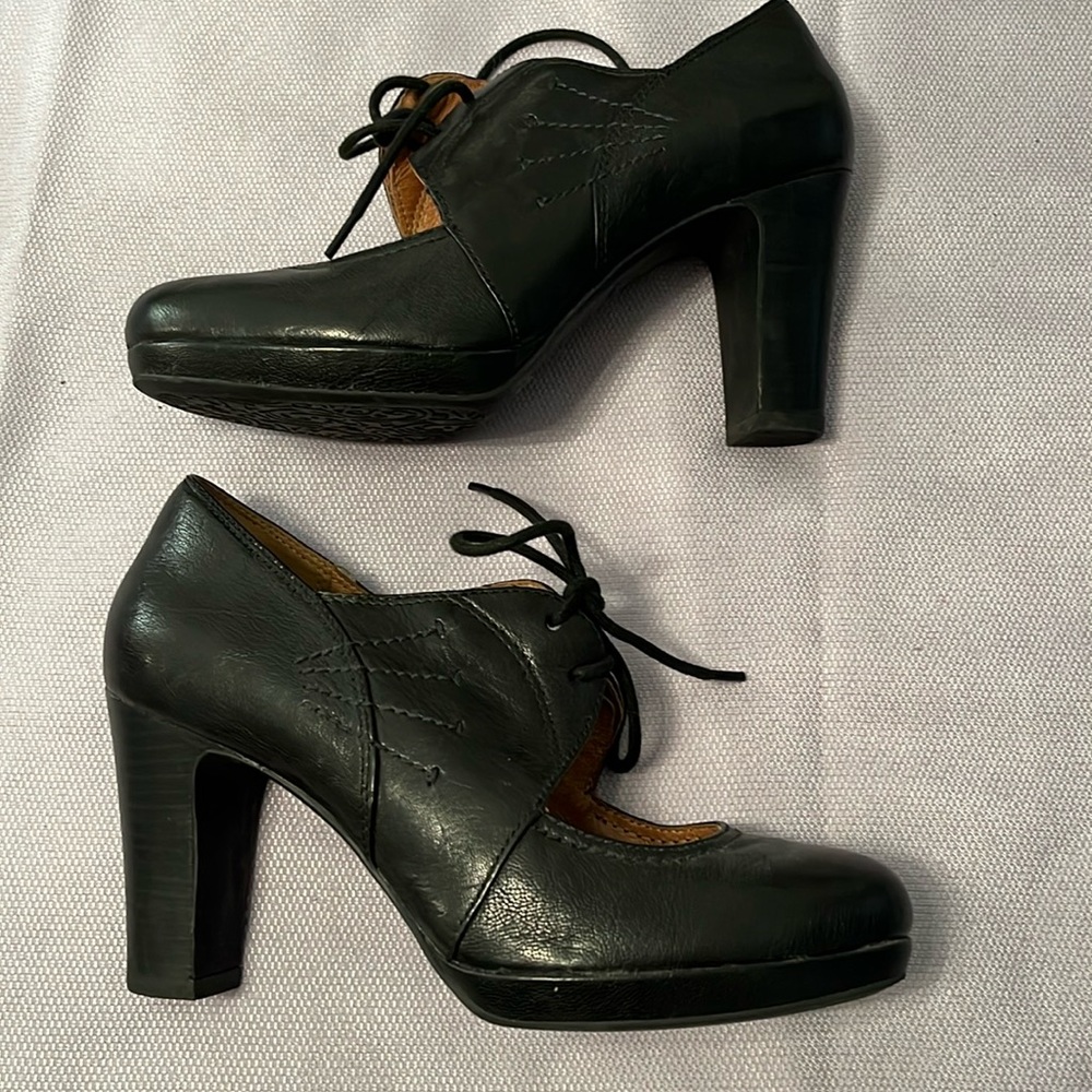 Clarks Black Leather lace up mary jane platform. Size 9
